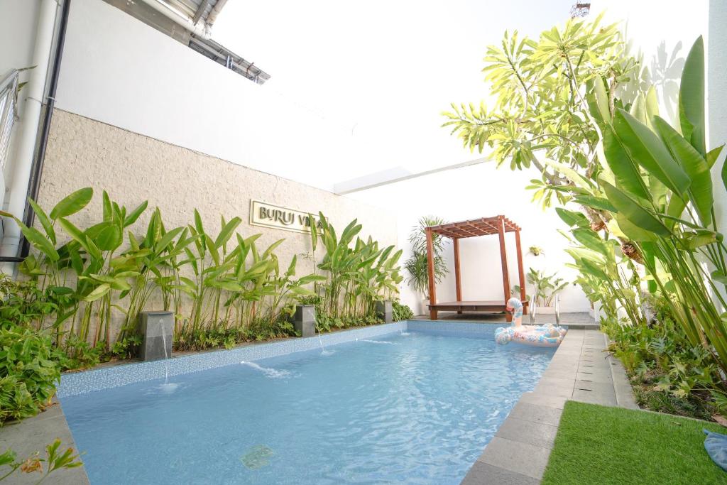 Kolam renang pribadi